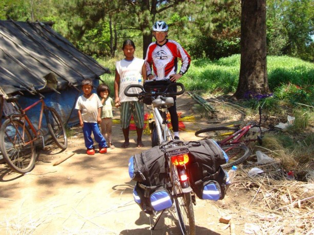 Foto: Fernando em uma de suas viagens, com os moradores dos arredores de Pelotas, que também são adeptos ao ciclismo. -  Acervo pessoal de Fernando Baumann